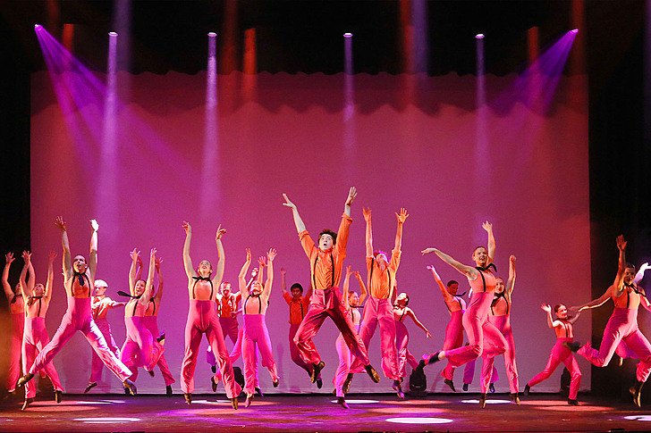  Dance show 1 TextImage Landscape  